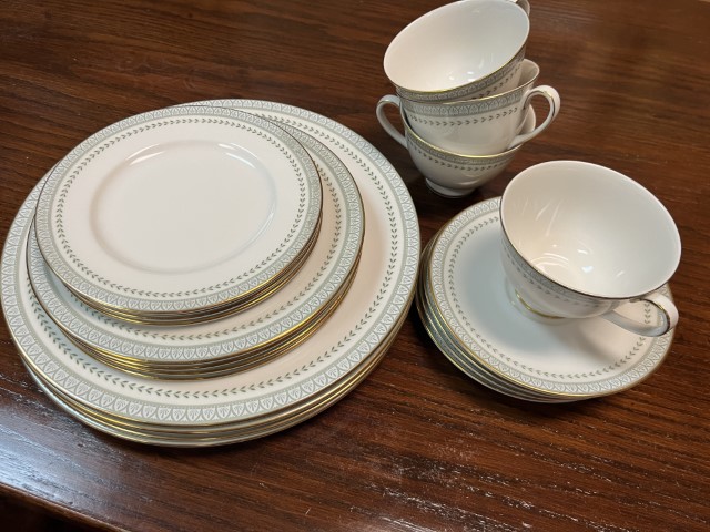 Royal Doulton 'Berkshire' 4pc. China Set