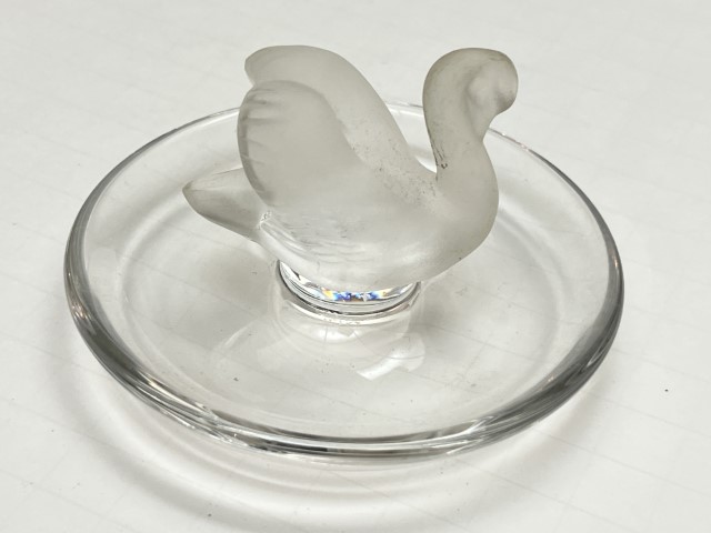 LALIQUE Frosted Swan Ring Dish